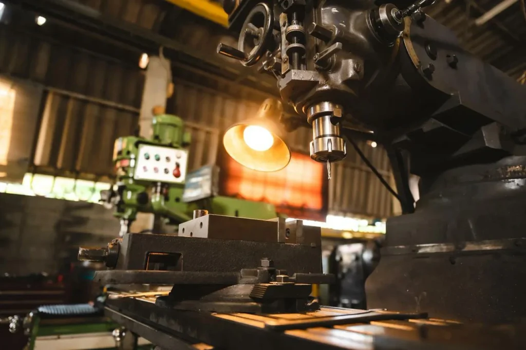 Historický ruční frézovací stroj ilustruje kořeny subtraktivního CNC obrábění oproti aditivnímu 3D tisku.