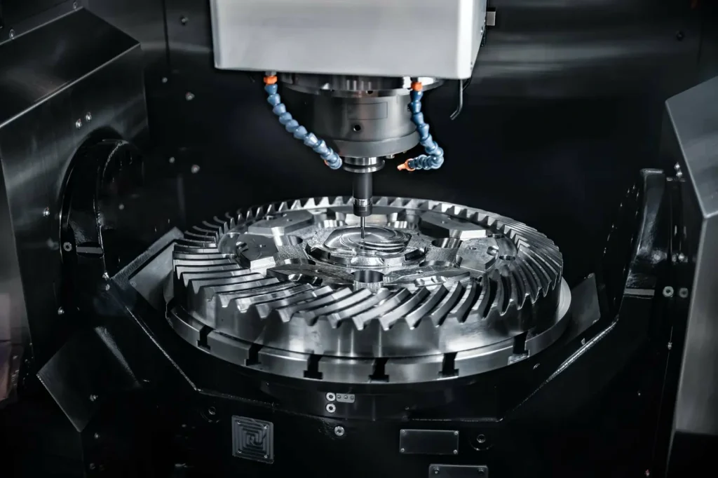 Une machine CNC fraise un composant d'engrenage, avant les opérations critiques de finition de la surface métallique.