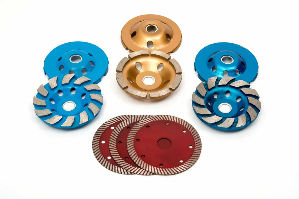 Assortimento di mole in alluminio anodizzato blu, oro e rosso, che dimostrano la personalizzazione del colore e la resistenza all'usura per le applicazioni industriali.