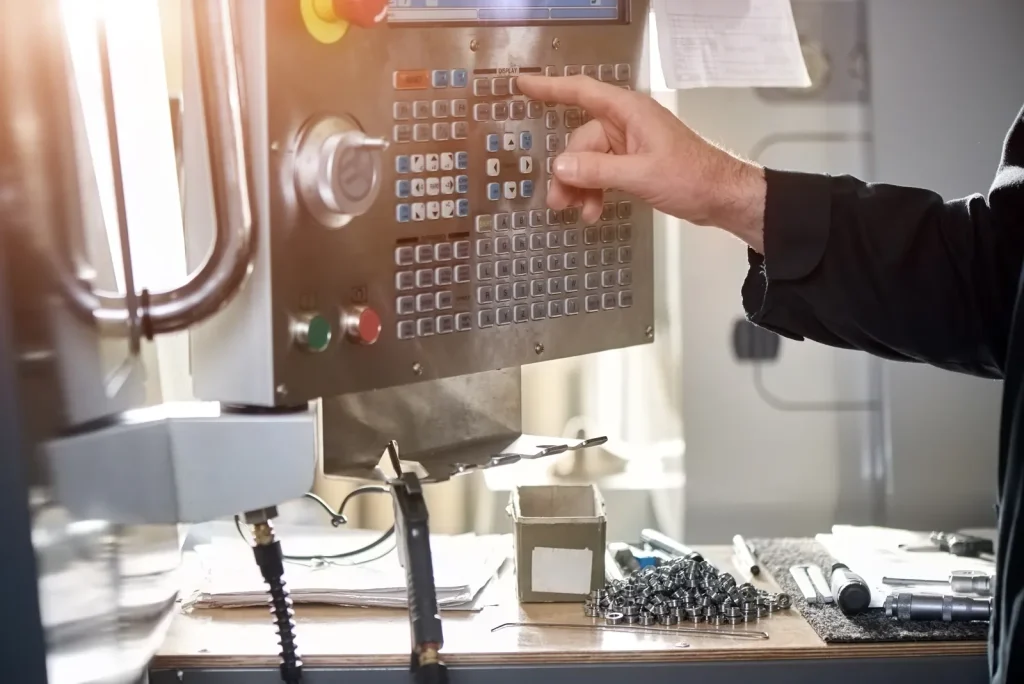 Programování řídicího panelu CNC pro výrobu přesných hliníkových dílů (pracovní postup přípravy povrchové úpravy)
