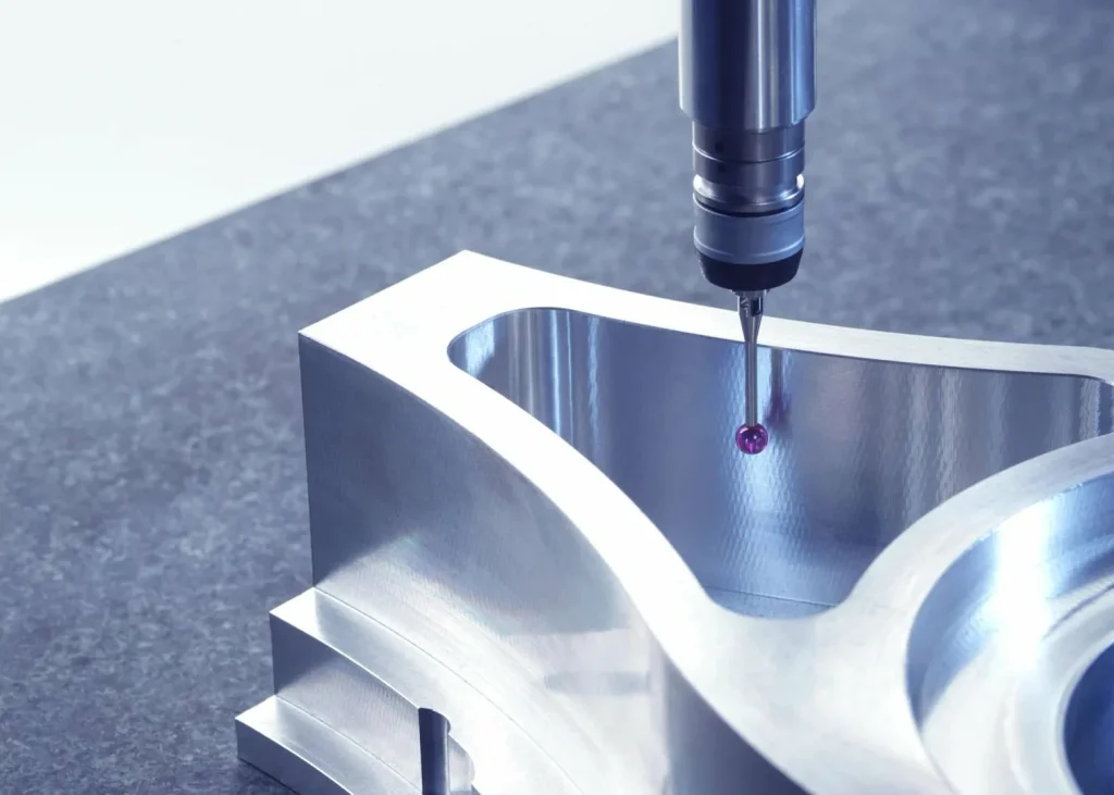 Souřadnicový měřicí stroj CNC kontroluje vnitřní poloměr rohu přesně obráběného hliníkového dílu.
