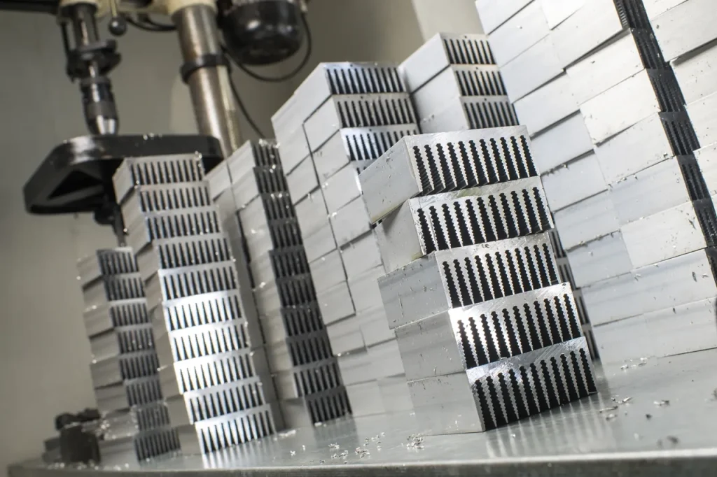 Gestapelte Komponenten aus präzisionsbearbeitetem Aluminium 6061 und 7075, die die Bearbeitbarkeit des Werkstoffs für industrielle Anwendungen demonstrieren.