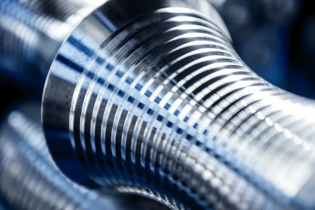 Une pièce métallique de précision usinée par CNC, illustrant l'usinage par rapport à la fabrication de tôles.