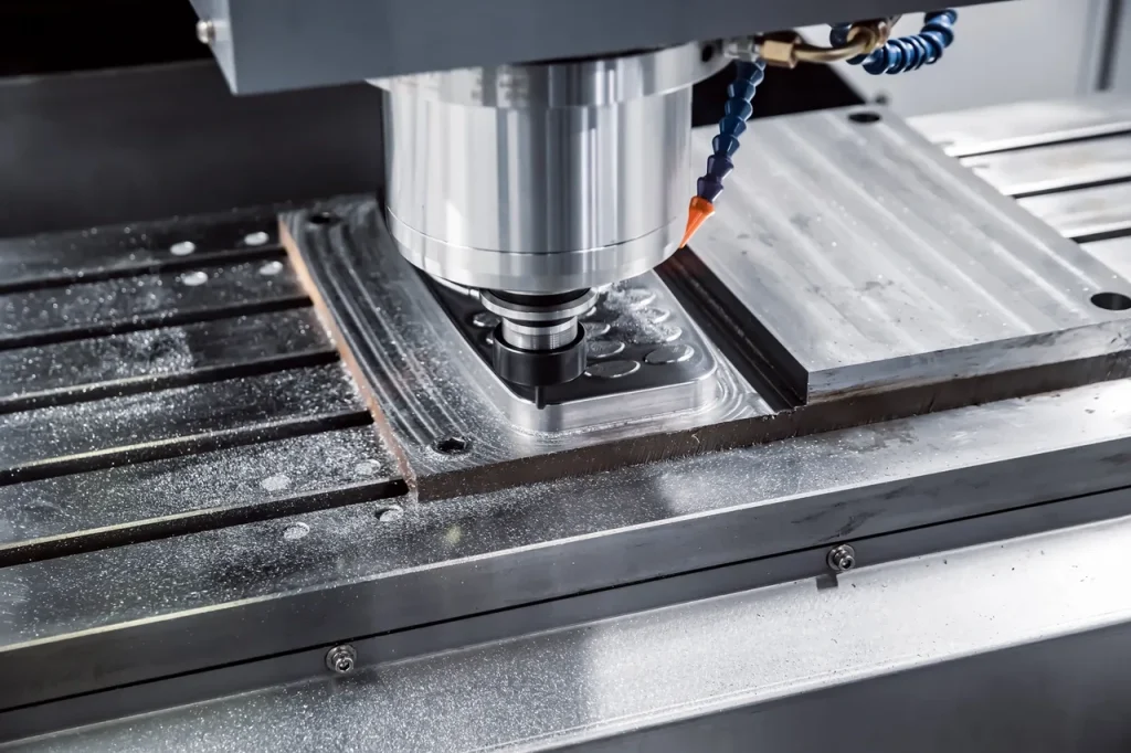 CNC-Fräsverfahren, bei dem ein Metallteil mit Präzision und Kontrolle geschnitten wird.