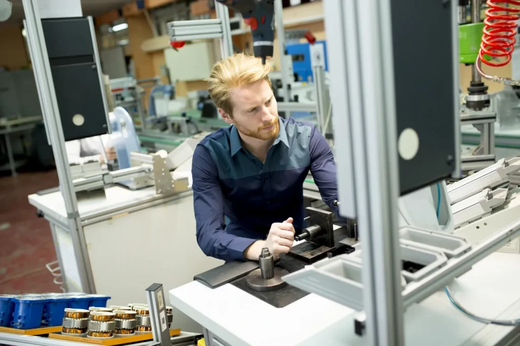Ingeniero que optimiza la configuración de mecanizado automatizado para reducir costes manteniendo la calidad de las piezas en producción.