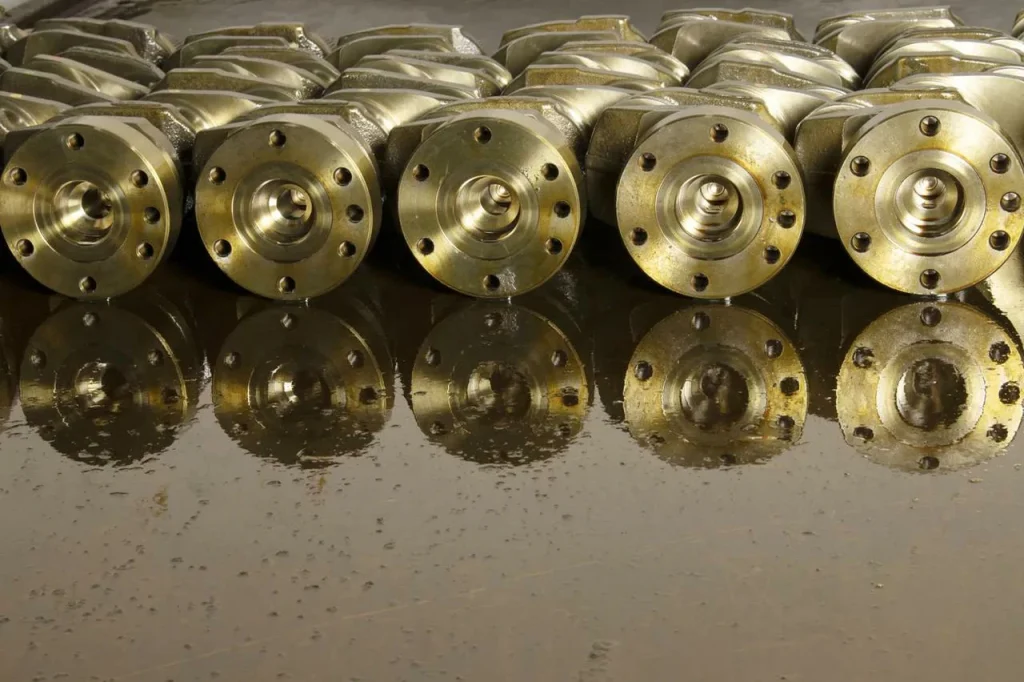 Reihen von Industrieteilen sind mit einer dauerhaften Gold-Edelmetall-Beschichtung versehen.