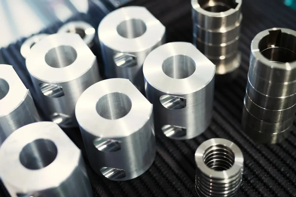 Precyzyjnie obrabiane CNC komponenty metalowe gotowe do kontroli jakości i montażu