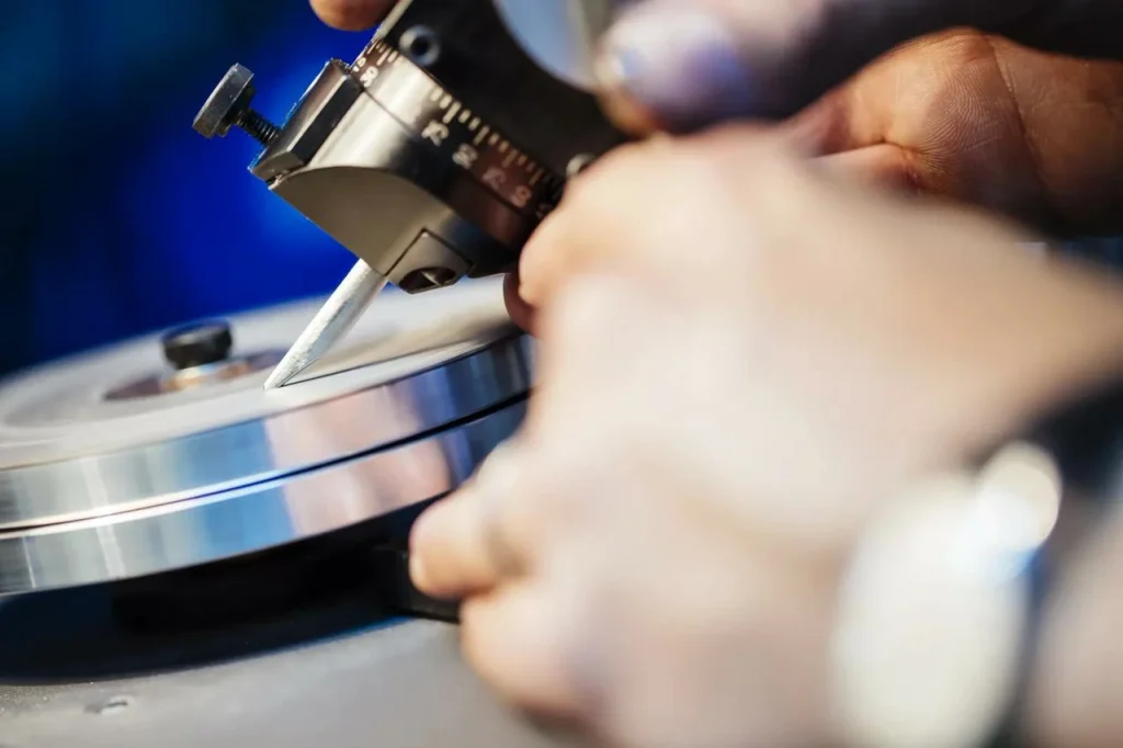 Ein Techniker prüft ein CNC-gebohrtes tiefes Loch, um die Maßhaltigkeit zu überprüfen.