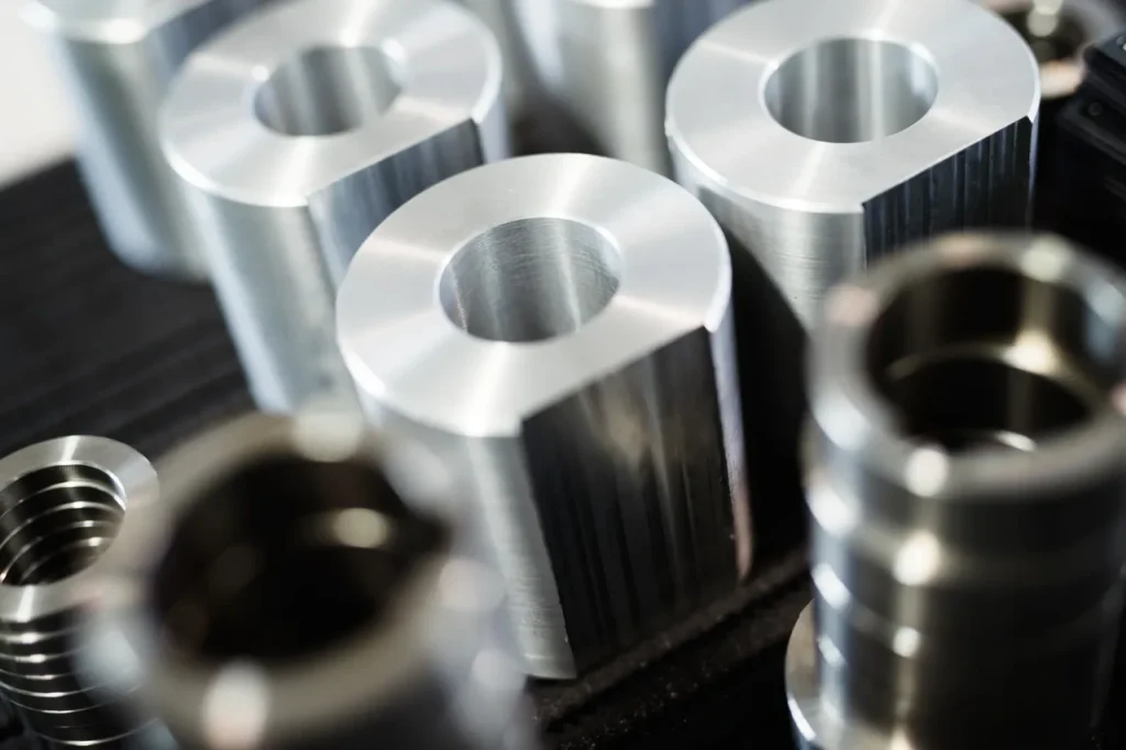Precyzyjne elementy metalowe odzwierciedlają kluczowe czynniki w dokładności wyceny CNC.