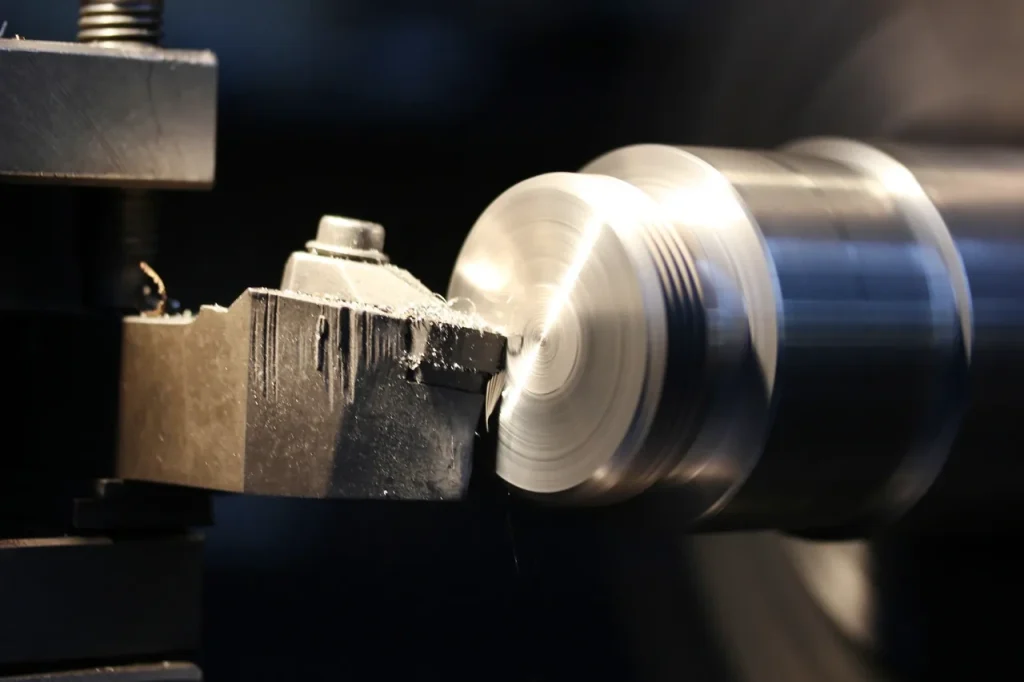 CNC-Drehmaschine beim Drehen eines Werkstücks aus einer Aluminiumlegierung, um die Bearbeitungsunterschiede zwischen den Sorten 6061 und 7075 zu demonstrieren.
