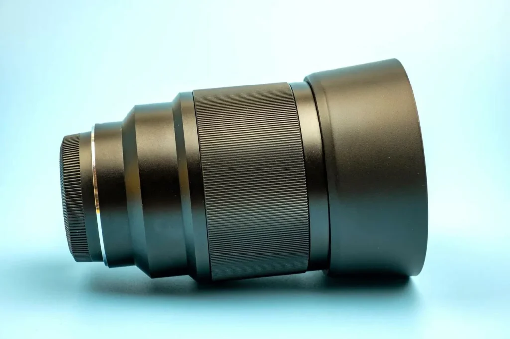 El cañón negro de un objetivo de cámara muestra la suave textura de un revestimiento de PTFE (teflón).