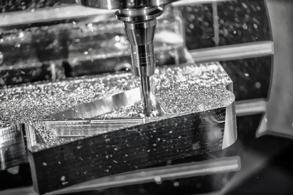 Primer plano del fresado CNC con refrigerante, que demuestra la eficacia del corte para reducir el tiempo y el coste del mecanizado.