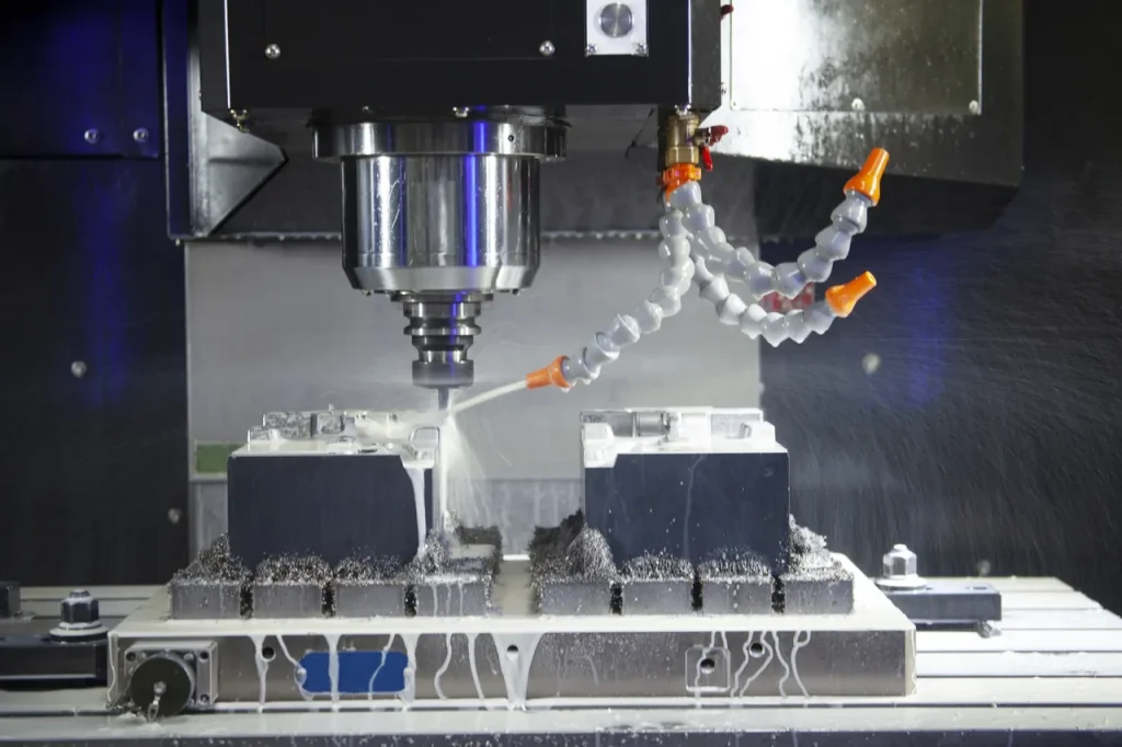 CNC-Zerspanungsprozess, der zeigt, wie sich Materialien während der Bearbeitung verhalten.