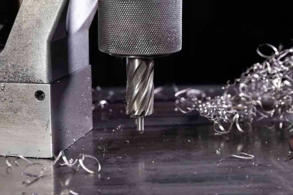 Industrieller CNC-Bearbeitungsprozess mit einem Fräser und Metallspänen, der die wichtigsten Grundlagen des Rundlaufs in GD&T erklärt.