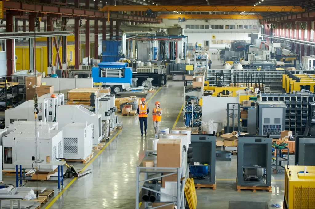 Industrielle Großwerkstatt mit Präzisionsbearbeitungsmaschinen, die die praktische Durchführbarkeit der Anforderungen an Rundlauf und Gesamtrundlauf in GD&T untersucht.