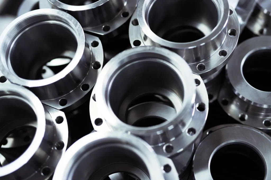 I pezzi metallici finiti mostrano la precisione delle operazioni di fresatura CNC.
