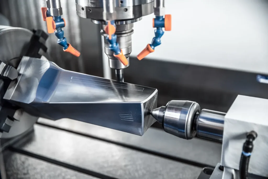 Un torno CNC mecaniza componentes metálicos precisos para permitir un ajuste a presión perfecto.