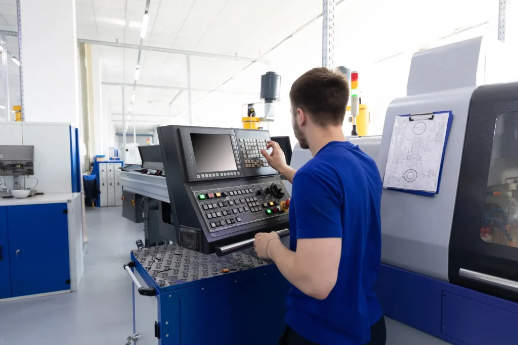 Un technicien utilise des machines de pointe pour le traitement des métaux réfractaires.