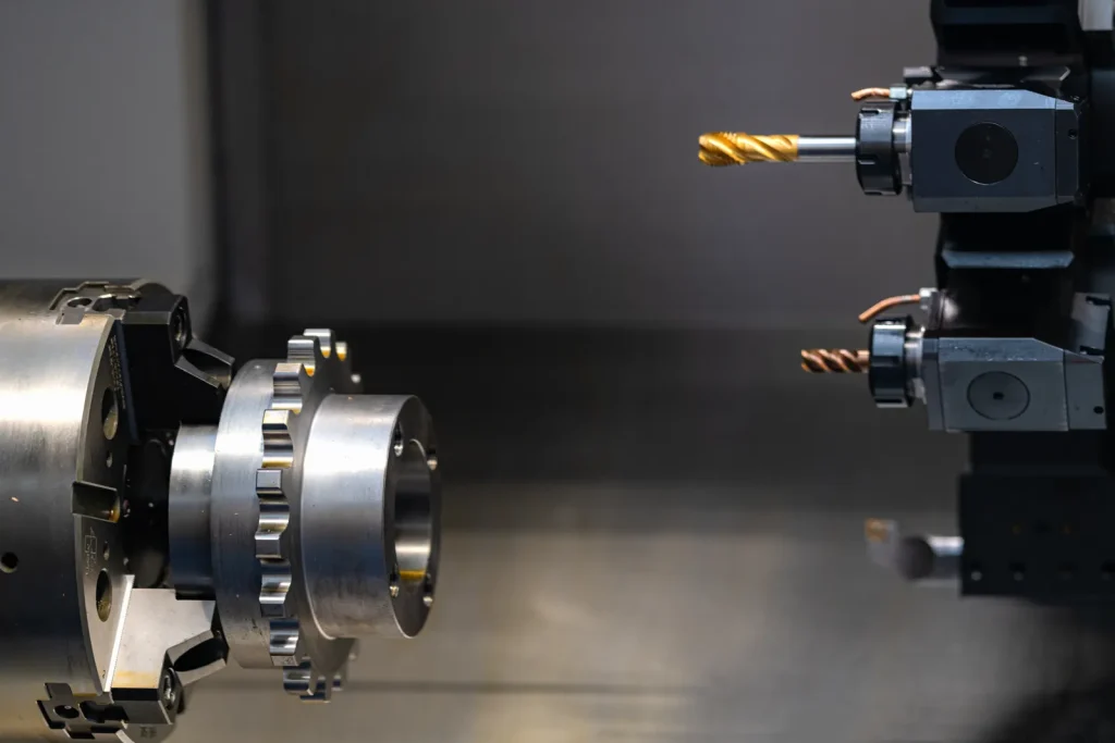 Operazione di tornitura industriale CNC su un pezzo in lega di titanio, che illustra i principali vantaggi e limiti delle leghe di titanio nella scelta dei materiali per l'ingegneria.