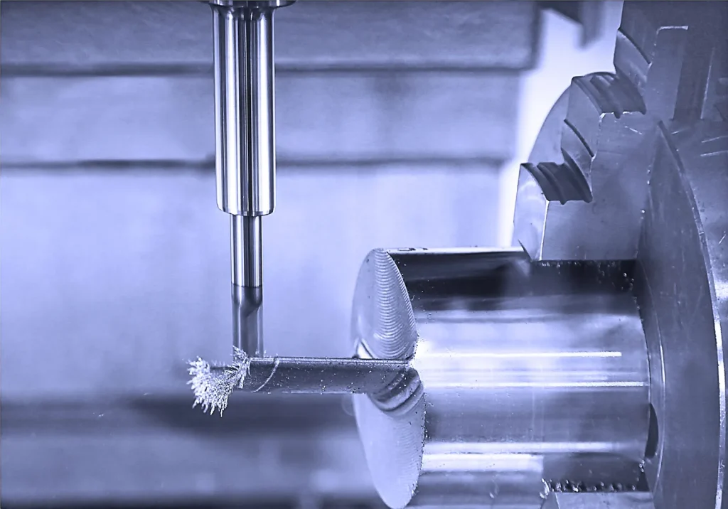 CNC-Fräsmaschine beim Schneiden eines Metallwerkstücks, das die Präzisionsbearbeitung von Titan gegenüber Wolfram für industrielle Anwendungen zeigt.