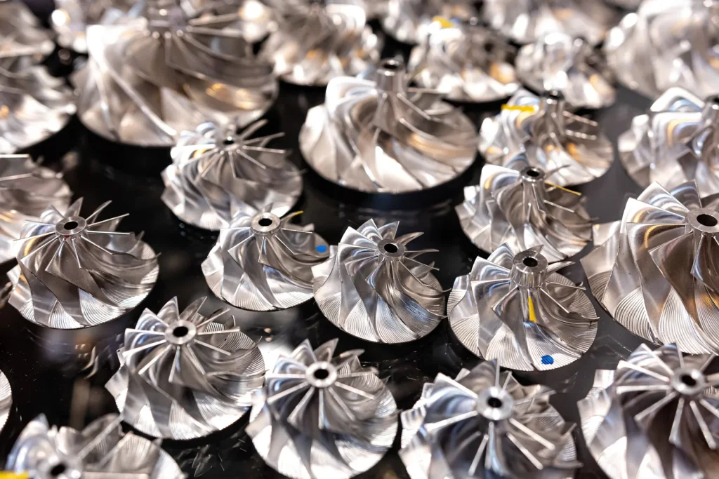 Lotto di componenti in metallo per giranti di turbine lavorati con precisione mediante CNC